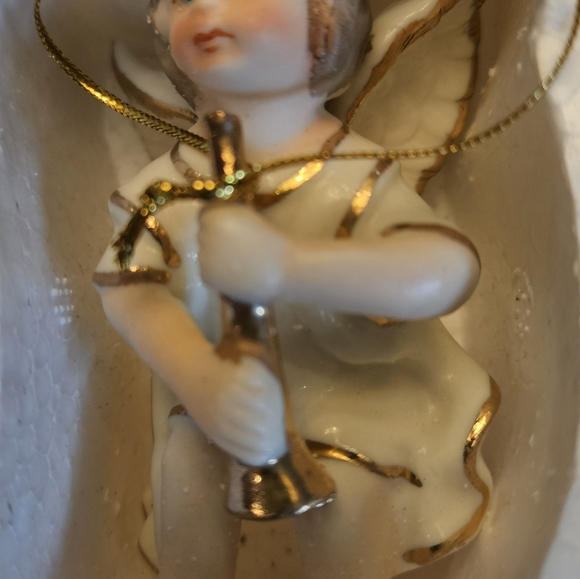 NEW, In Original Box, 4 Musical Cherub Christmas Tree Ornaments. - Picture 3 of 11